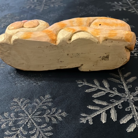 Wooden orange and white laying down kitty - Picture 4 of 4